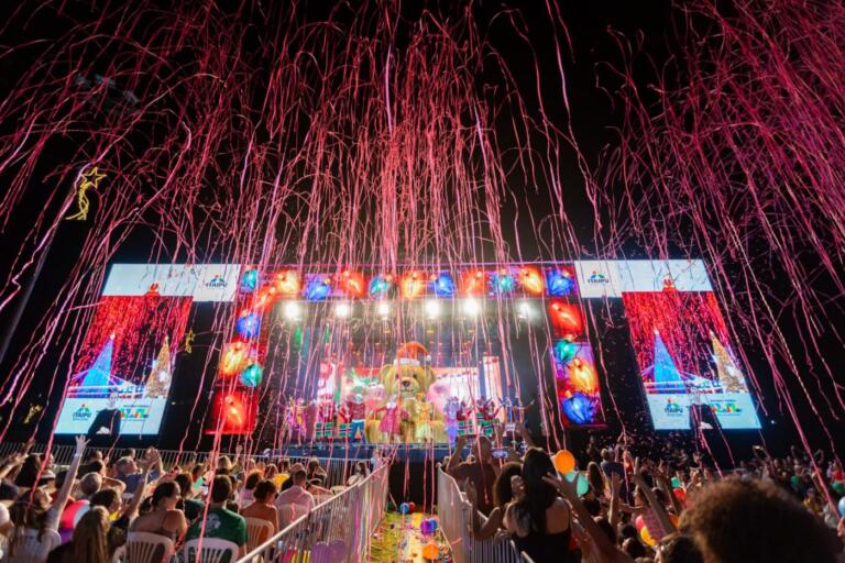 “Uma Noite Antes do Natal” encanta o público no Gramadão da Vila A em Foz do Iguaçu