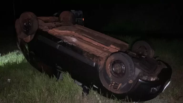 Motorista perde controle da direção e capota veículo na BR-163