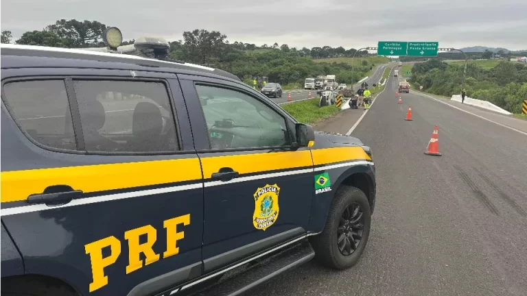 Jovens da região morrem após caminhonete sair da pista e tombar na BR-277