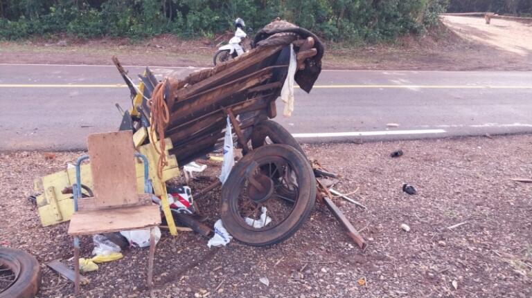 Acidente envolve carro e carroça em Guaíra e quatro ficam feridos