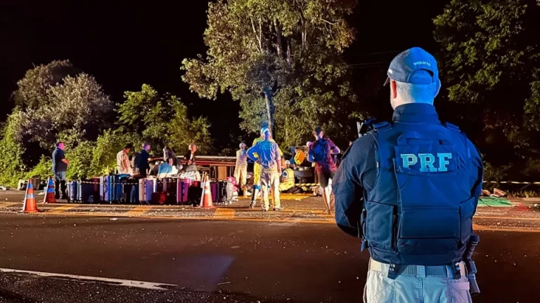 Após batida, ônibus tomba e nove ficam feridos na BR-277