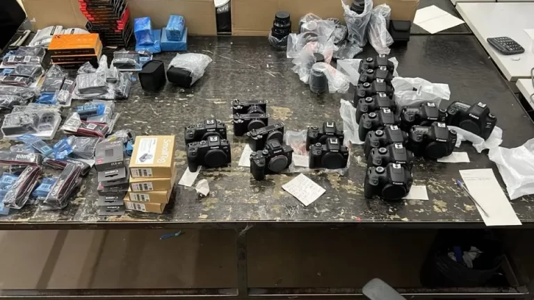 Carga de câmeras e eletrônicos que seria levada para 25 de Março é apreendida
