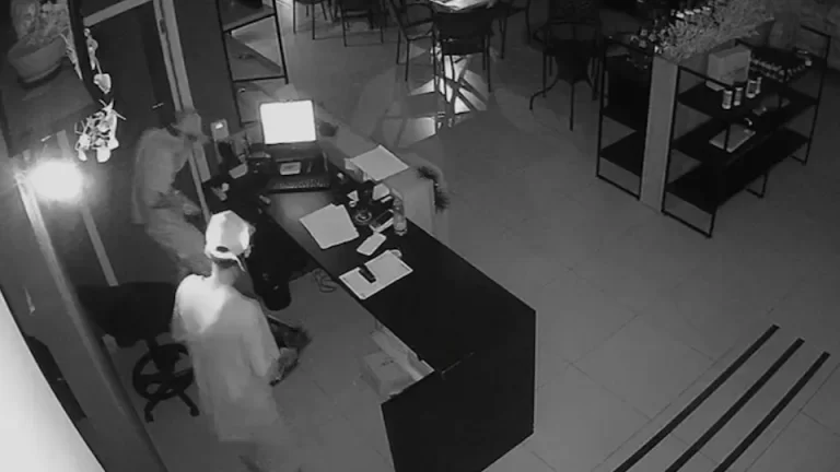 Dupla arromba casa de carnes e furta dinheiro, celular e cachaça em Toledo