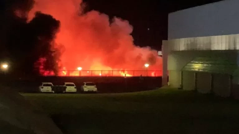 Incêndio consome fábrica de velas e utensílios para festas na BR 277 em Cascavel