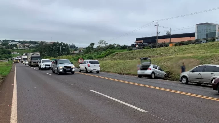 Após batida, carro roda na pista e bate contra barranco na BR 277 em Cascavel