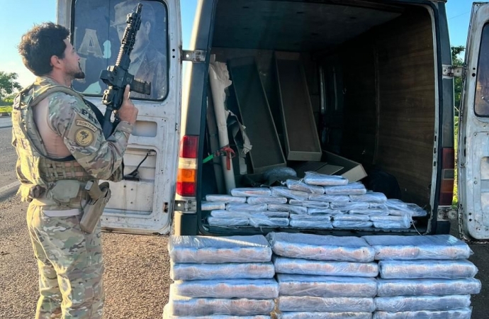 PRF flagra 267 quilos de maconha em furgão de banda na BR-163