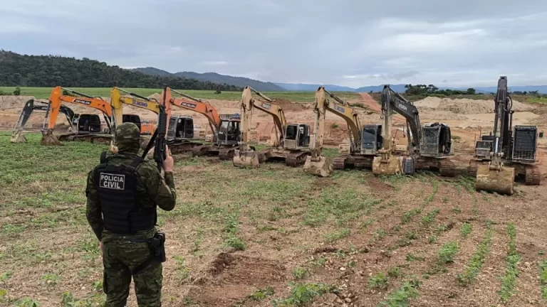 Polícia Civil apreende nove escavadeiras usadas em garimpo ilegal em propriedade rural