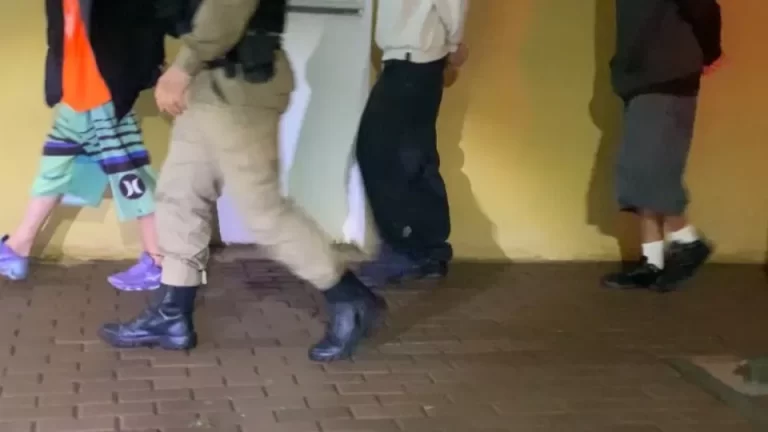 Adolescentes são apreendidos com drogas em avenida