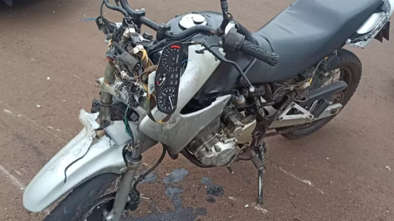 Homem morre ao bater moto em árvore no centro de Toledo