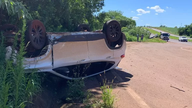Homem fica ferido após colisão e capotamento na BR 163