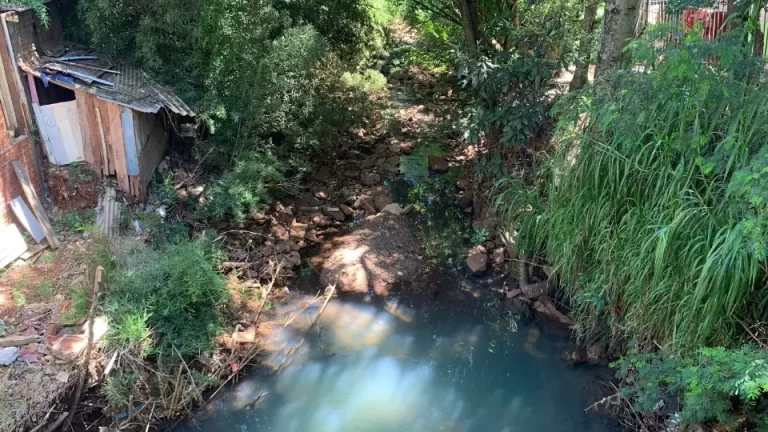 Criança de três anos sobrevive a afogamento em riacho em Cascavel