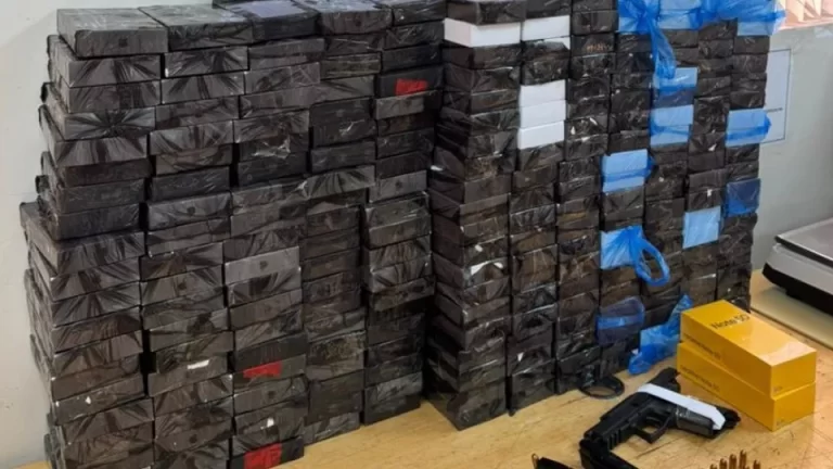 Homem é preso com arma e eletrônicos avaliados em R$ 1 milhão