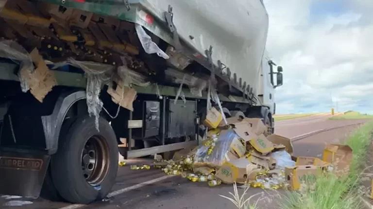 Caminhão estava com carga mal amarrada, informa PRF após derramamento de óleo na BR-163