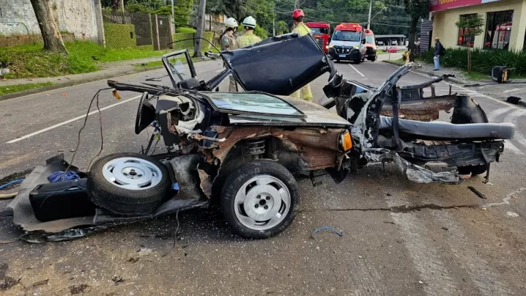 Carro parte ao meio e deixa cinco feridos no Paraná
