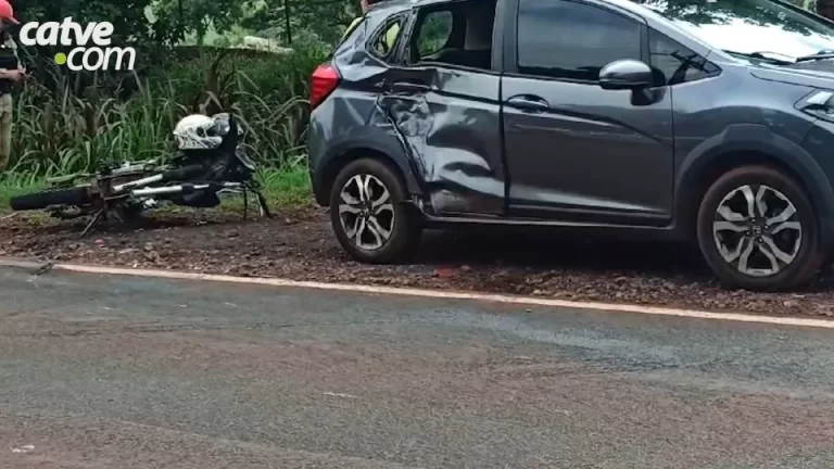 Moto colide com carro em rodovia da região