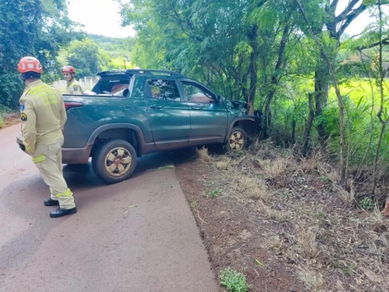 Motorista fica ferido ao bater carro contra árvore em rodovia de Marechal Rondon