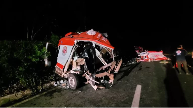 Acidente entre ambulância do Samu e caminhão deixa quatro mortos no Paraná