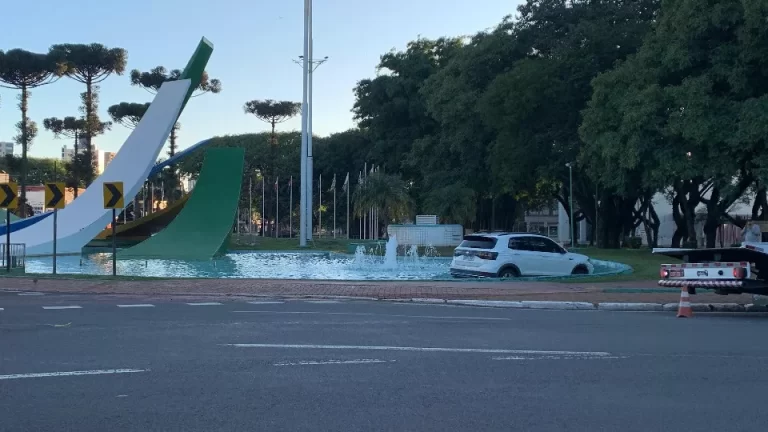 Carro invade chafariz na Praça do Migrante em Cascavel
