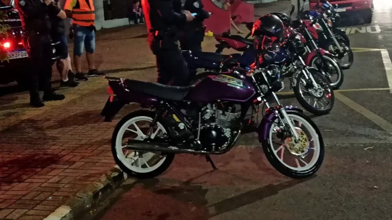 Blitz da PM em Toledo resulta na apreensão de 19 motocicletas