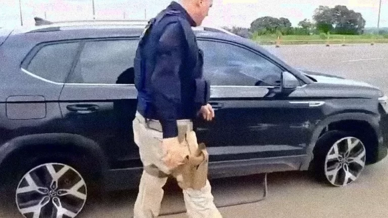 Motorista é flagrado dirigindo carro sem pneus na BR-153