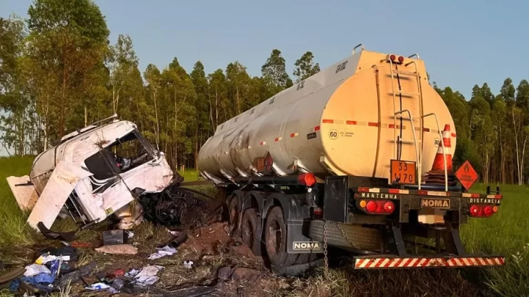 Caminhão-tanque sai da pista, derruba cerca e para após percorrer 80 metros