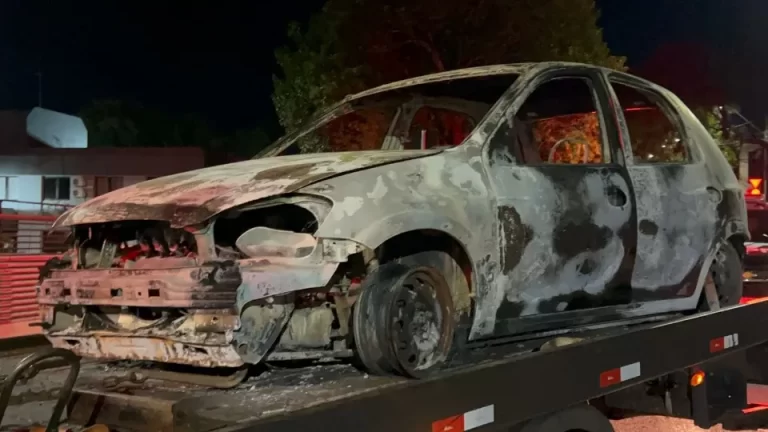 Carro é encontrado incendiado próximo à BR-467 em Cascavel
