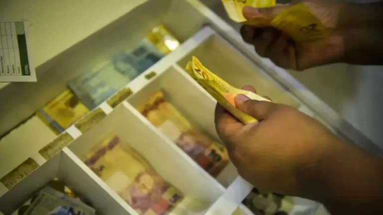 Lula assina decreto que eleva salário mínimo para R$ 1.518