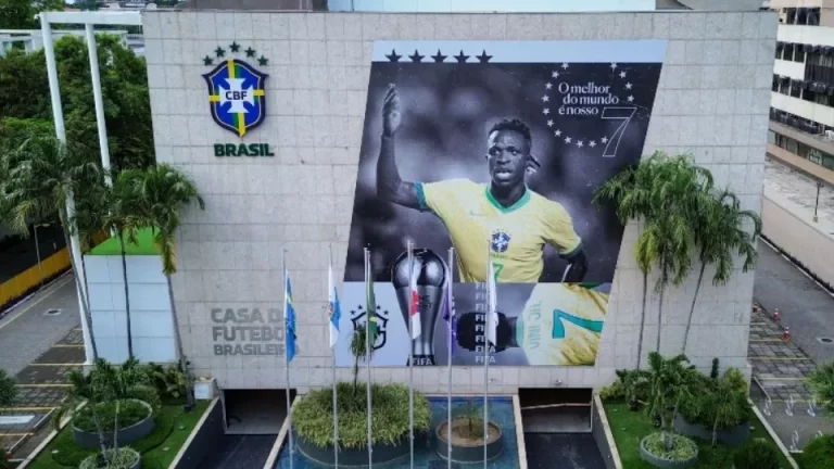 Após ser eleito melhor jogador do mundo, Vini Jr. é homenageado na fachada da CBF