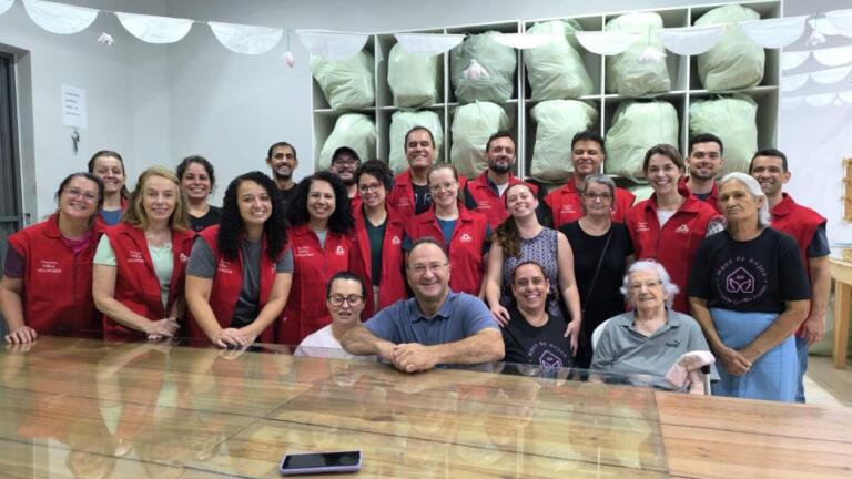 Empregados da Itaipu participam de mutirão de fabricação de fraldas