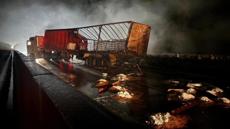 Caminhões pegam fogo após batida na BR-277