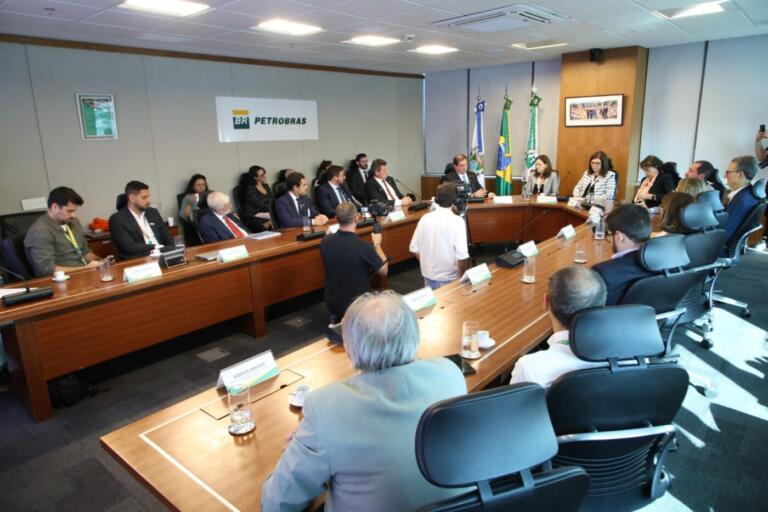 Itaipu e Petrobras assinam protocolo de intenções para desenvolvimento de tecnologias
