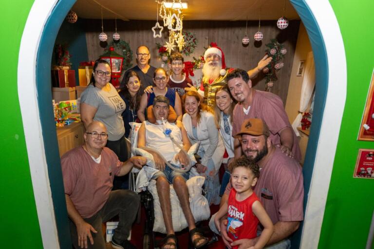 Morador de Foz com mobilidade comprometida realiza desejo de visitar o Natal da Itaipu