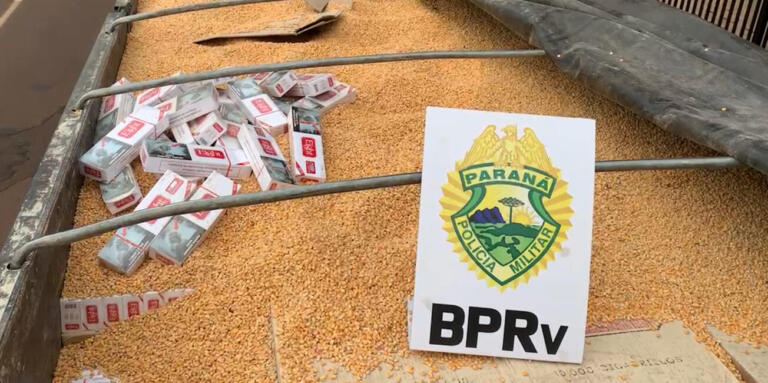 PRE de Cascavel apreende grande quantidade de cigarros em meio a carga de milho