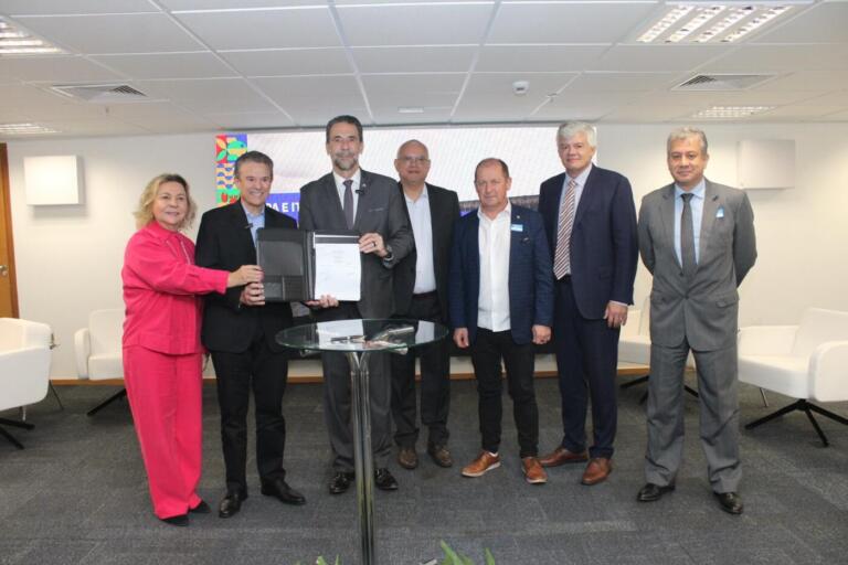 Itaipu e Ministério da Pesca assinam acordo de cooperação técnica