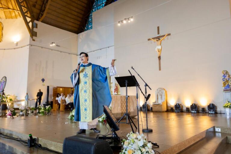 Missa com Padre Reginaldo Manzotti lota a Catedral na abertura do Natal de Itaipu 2024