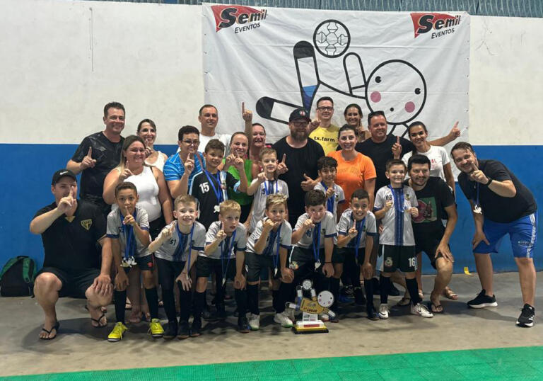 Atletas do Sub-8 de Pato Bragado comemoram título no Circuito Sul Brasileiro de Futsal
