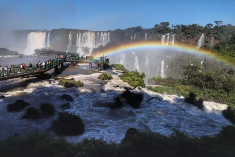 Cataratas do Iguaçu bate recorde de visitantes e turista é premiada