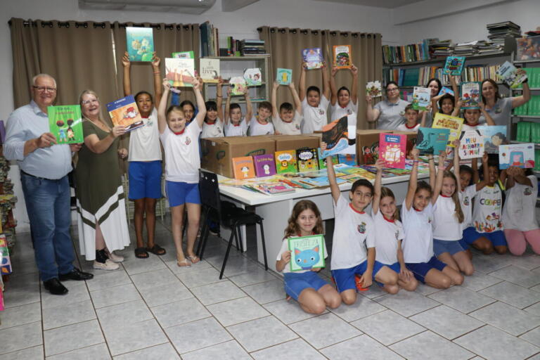 Pato Bragado incentiva leitura com a entrega de mais de 1,2 mil livros para educandários