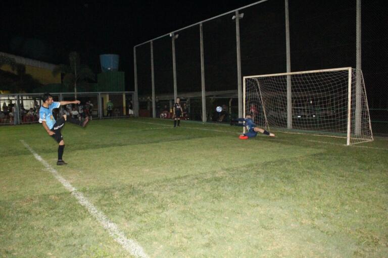 Bocão faz “hat-trick” nos pênaltis e garante Arsenálcool na semi do Municipal; Aston Peira também avança