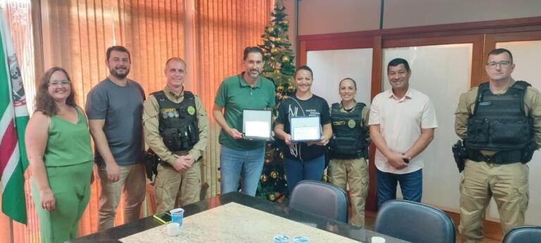 Prefeito Marcio e a policial Joselaine são homenageados pelas ações realizadas no Proerd