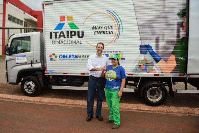 Itaipu entrega caminhões de coleta seletiva para municípios do Oeste