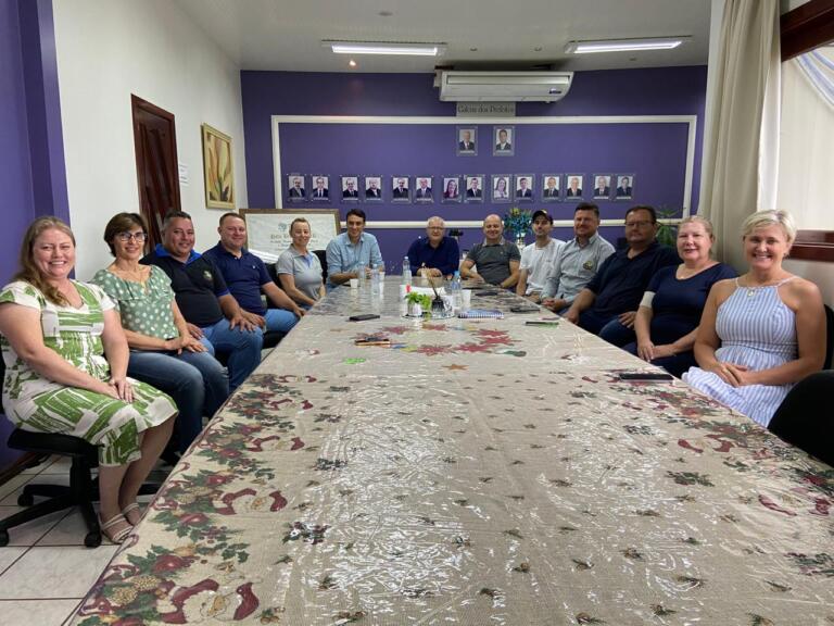 Prefeito eleito John Nodari e vice Simoni Tornquist anunciam nomes do futuro governo de Pato Bragado