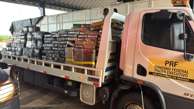 PRF apreende oito toneladas de maconha e fuzis em Guaíra