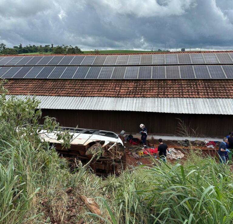Micro-ônibus tomba e 15 trabalhadores ficam feridos em Céu Azul