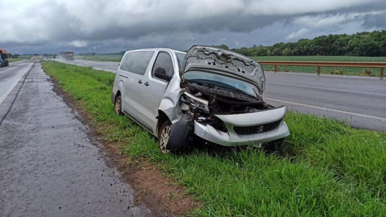 Carro roda na pista e colide com van na BR-163 entre Toledo e Marechal Rondon