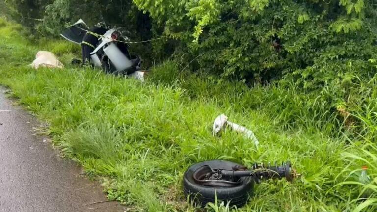 Debaixo de chuva, motorista morre ao bater carro contra carreta na BR-373