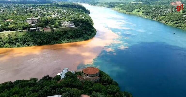Contraste do Rio Iguaçu ao desaguar no Rio Paraná chama atenção de quem visita tríplice fronteira