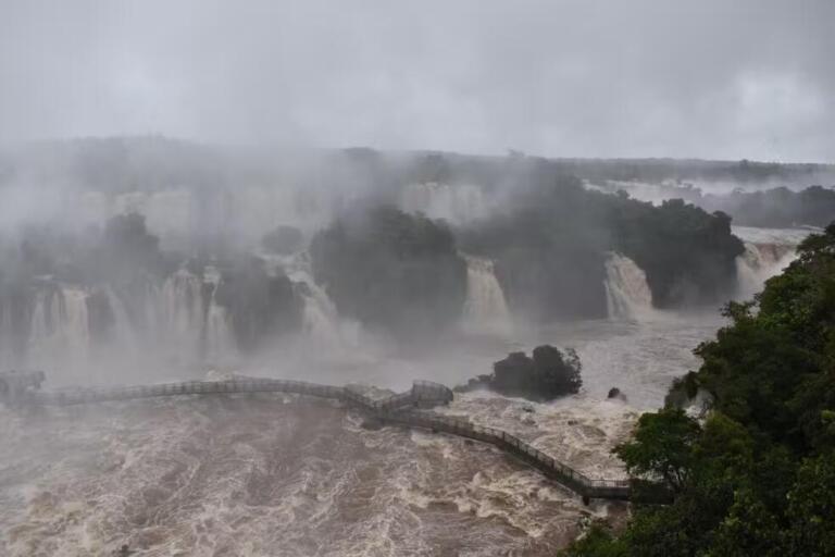 Com vazão cinco vezes acima da média, passarela precisa ser fechada por segurança nas Cataratas do Iguaçu