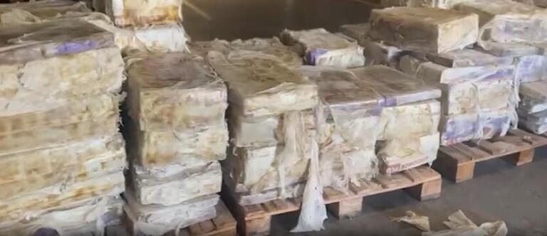 PRF encontra 4,3 toneladas de maconha escondida em carga de farinha