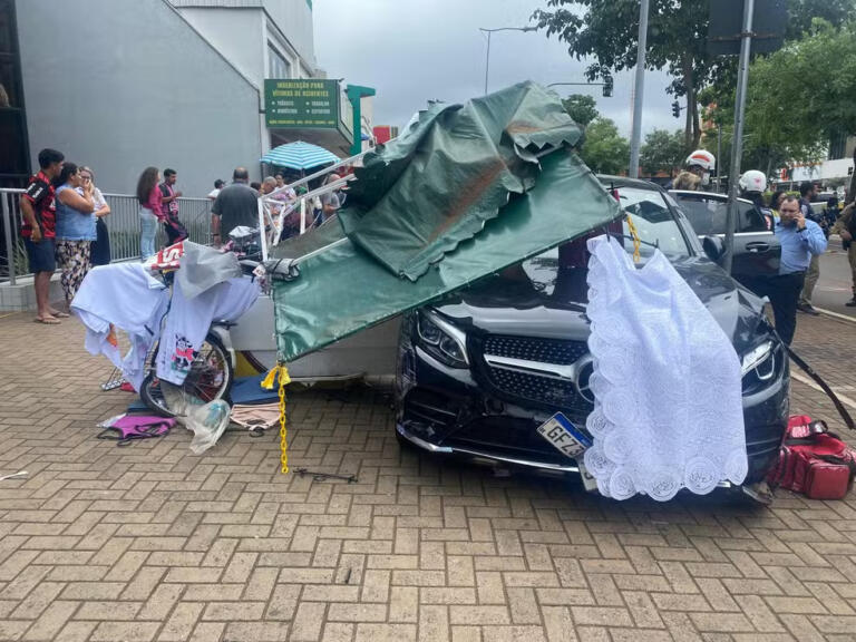 Ambulante escapa por segundos de ser atropelada por Mercedes que perdeu controle após motorista passar mal em Cascavel
